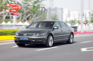 Volkswagen Phaeton Front Three Quarters2